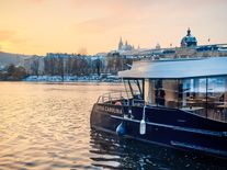 Celosvětový unikát: Vltavu v Praze brázdí už třetí elektrický katamarán