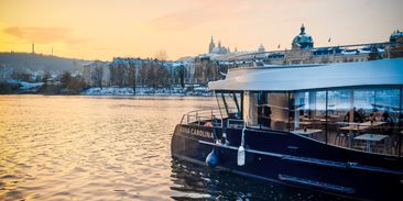 Celosvětový unikát: Vltavu v Praze brázdí už třetí elektrický katamarán