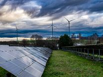 Stanjura střílí vedle, útoky na fotovoltaiku vládě nové voliče nepřinesou