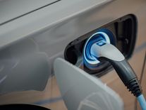 Elektromobily jsou levnější na provoz než spalovací auta. Rozdíl dál roste