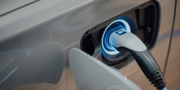 Elektromobily jsou levnější na provoz než spalovací auta. Rozdíl dál roste