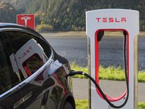 Éra benzinových aut končí. Elektromobily je v EU poprvé předstihly