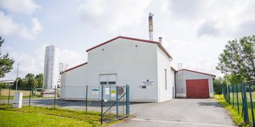 Politici se tam jezdili fotit. Teď první energeticky soběstačné obci hází klacky pod nohy