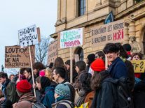Fotoreportáž: Studenti naplnili ulice, demonstrovali proti Motoristům na životním prostředí