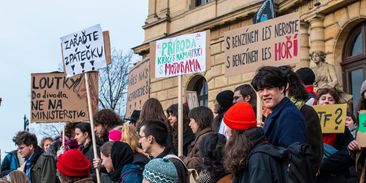 Fotoreportáž: Studenti naplnili ulice, demonstrovali proti Motoristům na životním prostředí
