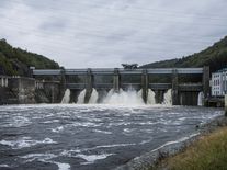 Naplno puštěné elektrárny nestíhají. Vyrábějí rekordní množství energie, vodu pouští přepadem