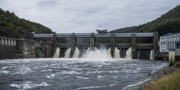 Naplno puštěné elektrárny nestíhají. Vyrábějí rekordní množství energie, vodu pouští přepadem