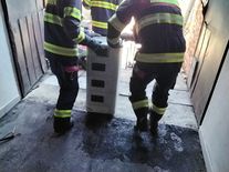 Požár elektroinstalace a domácí baterie na Olomoucku: Duchapřítomná reakce majitele zachránila rodinný dům