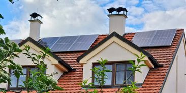 Fotovoltaická asociace čelí žalobě. Schlieger žádá omluvu a odškodné za výroky o vyloučení