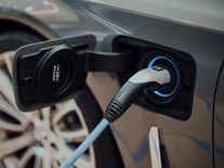 Skeptikům navzdory: Zájem o elektromobilitu v Česku roste. Auta na baterky kupují hlavně firmy