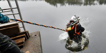 Modernizace elektrárny Hracholusky je v plném proudu. Technici vyzvedli obří rychlouzávěr