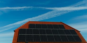 Opravdu solární panely oteplují střechy? Český fyzik vyvrací zažité mýty o fotovoltaice