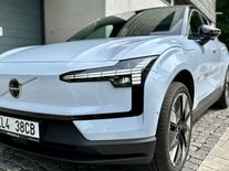 Malý velký svalovec. Elektrické Volvo EX30 nadchne závodníky i mladé rodiny