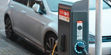 Týden v OZE: Čisté elektromobily jsou na výsluní, hybridy si ale odnesly z testů ostudu