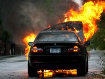 Spalovací auta hoří častěji než elektromobily, ukazují data
