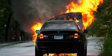 Spalovací auta hoří častěji než elektromobily, ukazují data