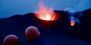 Sopka Stromboli vypustila nebezpečný pyroklastický proud. Lávu chrlí i Etna