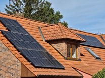 Češi mnohonásobně podceňují úspory z fotovoltaiky. Místo pár tisícovek to je více než 20 tisíc korun ročně
