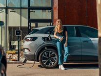 Lidé už v Evropě kupují více elektromobilů než aut na benzin