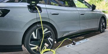 Města hledají nový způsob nabíjení elektromobilů. Nabíječky schovávají do obrubníků