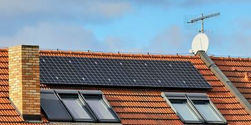 Patnáctiletá záruka na střídače a baterie je zárukou kvalitní domácí fotovoltaiky