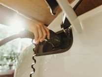Británie povolila více hybridů. Emise mohou vzrůst o 17 milionů tun CO₂