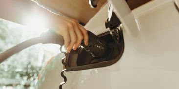 Británie povolila více hybridů. Emise mohou vzrůst o 17 milionů tun CO₂