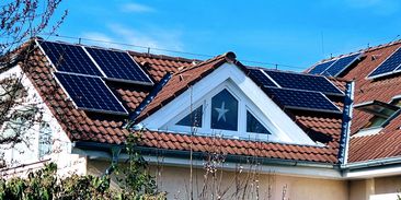 Co když dodavatel fotovoltaiky zkrachuje? Domácnosti zvažují investici do solárů i čtvrt roku