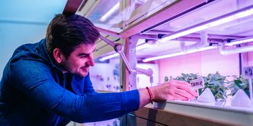 Bez půdy a s minimem vody. Česká firma dodá na Ukrajinu hydroponický kontejner